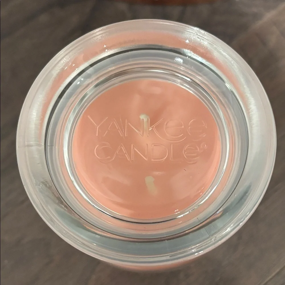 Yankee Candle Tangerine And Vanilla,citrus,sugar,rose,nectarine,mandarin,fresh